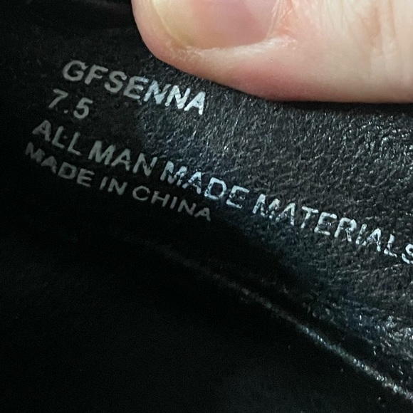 SOLD / Guess Senna Flats - Picture 2 of 7